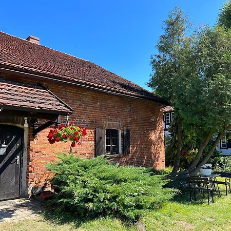 Apartament W Xix-Wiecznym Spichlerzu Nad Jeziorem Z Dostepem Do Parku I Widokiem Na Dworek Modrzewiowy Z 1823 Roku Szteklin Экстерьер фото