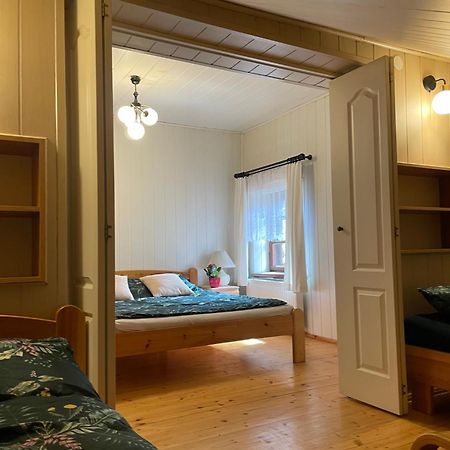 Apartament W Xix-Wiecznym Spichlerzu Nad Jeziorem Z Dostepem Do Parku I Widokiem Na Dworek Modrzewiowy Z 1823 Roku Szteklin Экстерьер фото
