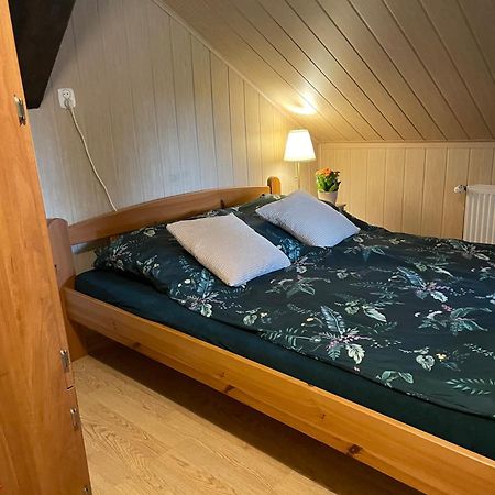Apartament W Xix-Wiecznym Spichlerzu Nad Jeziorem Z Dostepem Do Parku I Widokiem Na Dworek Modrzewiowy Z 1823 Roku Szteklin Экстерьер фото