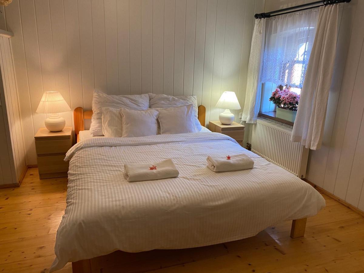 Apartament W Xix-Wiecznym Spichlerzu Nad Jeziorem Z Dostepem Do Parku I Widokiem Na Dworek Modrzewiowy Z 1823 Roku Szteklin Экстерьер фото