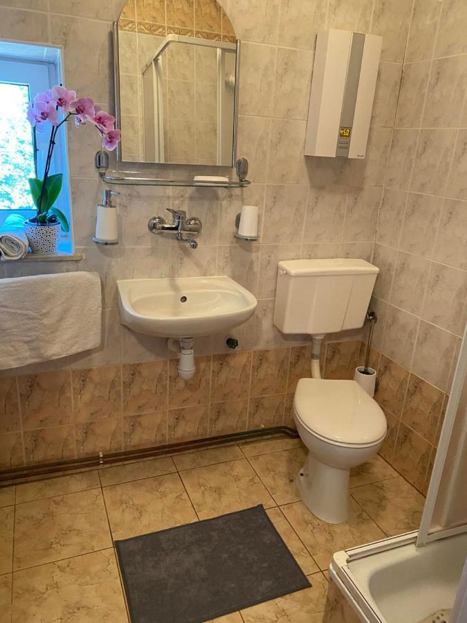 Apartament W Xix-Wiecznym Spichlerzu Nad Jeziorem Z Dostepem Do Parku I Widokiem Na Dworek Modrzewiowy Z 1823 Roku Szteklin Экстерьер фото