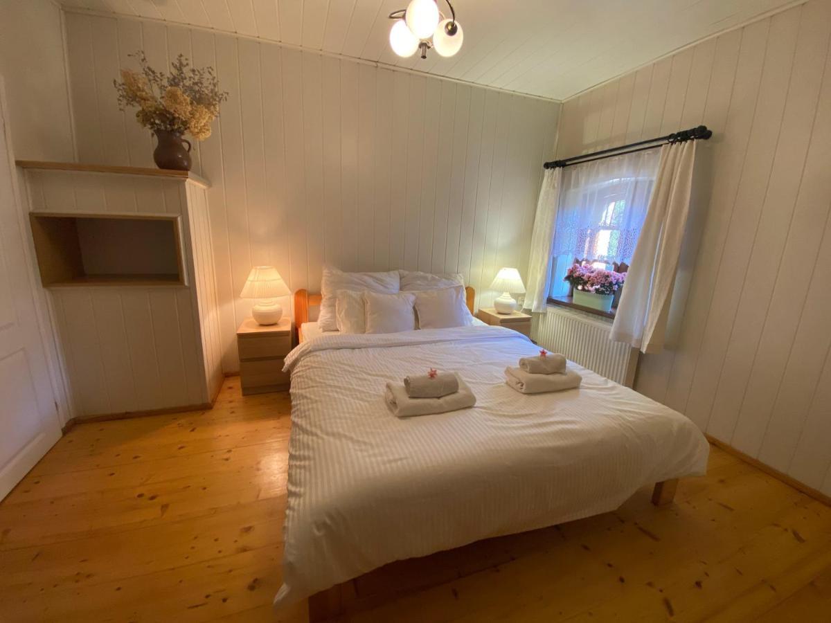 Apartament W Xix-Wiecznym Spichlerzu Nad Jeziorem Z Dostepem Do Parku I Widokiem Na Dworek Modrzewiowy Z 1823 Roku Szteklin Экстерьер фото