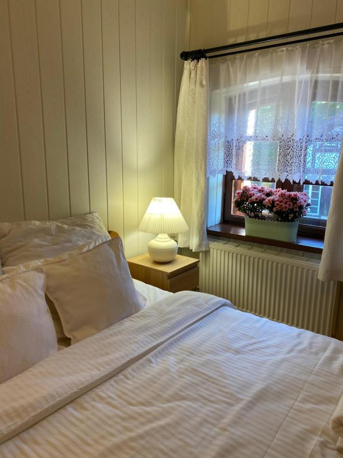 Apartament W Xix-Wiecznym Spichlerzu Nad Jeziorem Z Dostepem Do Parku I Widokiem Na Dworek Modrzewiowy Z 1823 Roku Szteklin Экстерьер фото
