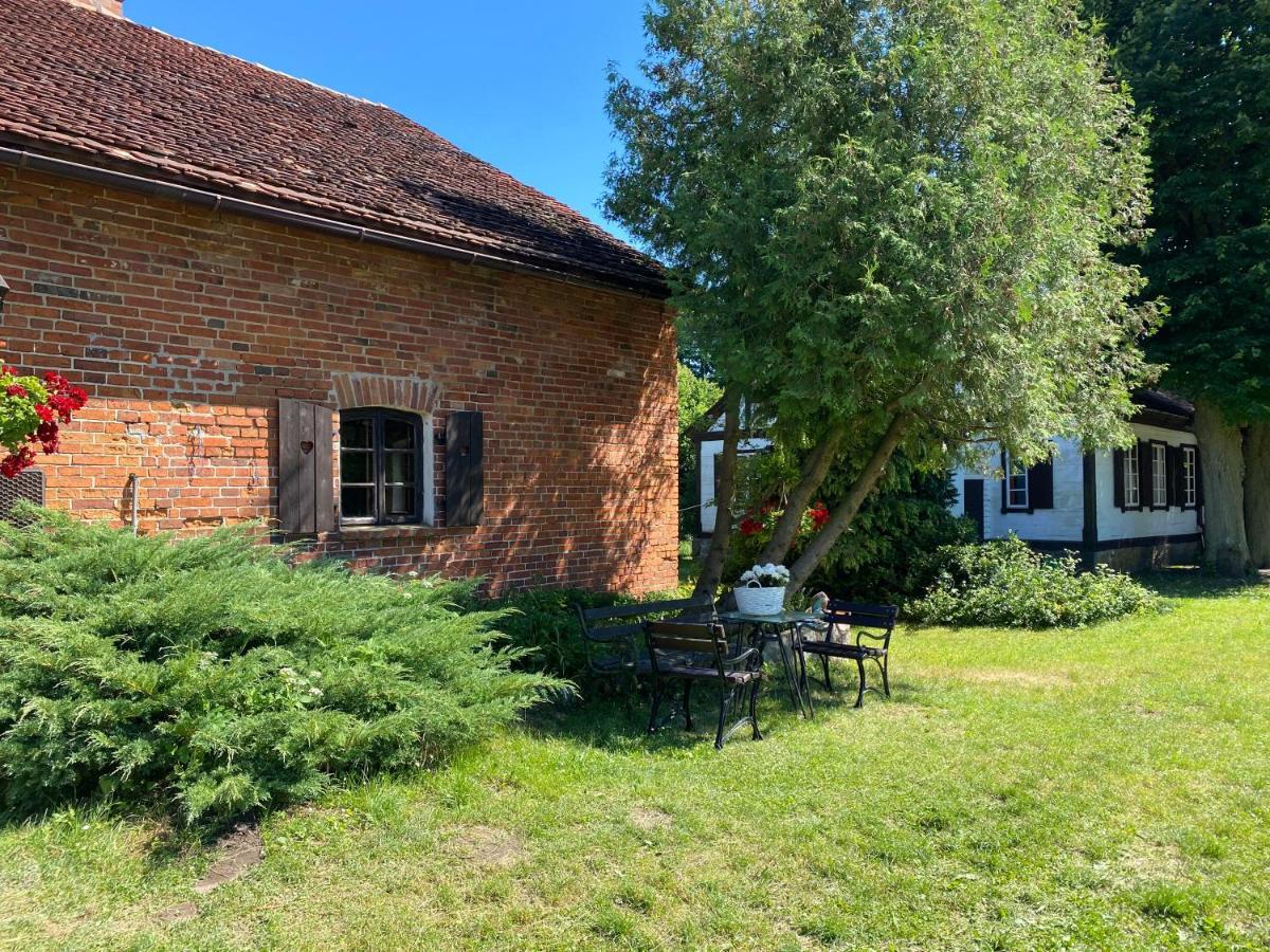 Apartament W Xix-Wiecznym Spichlerzu Nad Jeziorem Z Dostepem Do Parku I Widokiem Na Dworek Modrzewiowy Z 1823 Roku Szteklin Экстерьер фото
