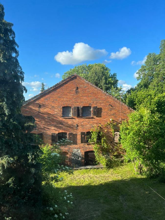 Apartament W Xix-Wiecznym Spichlerzu Nad Jeziorem Z Dostepem Do Parku I Widokiem Na Dworek Modrzewiowy Z 1823 Roku Szteklin Экстерьер фото