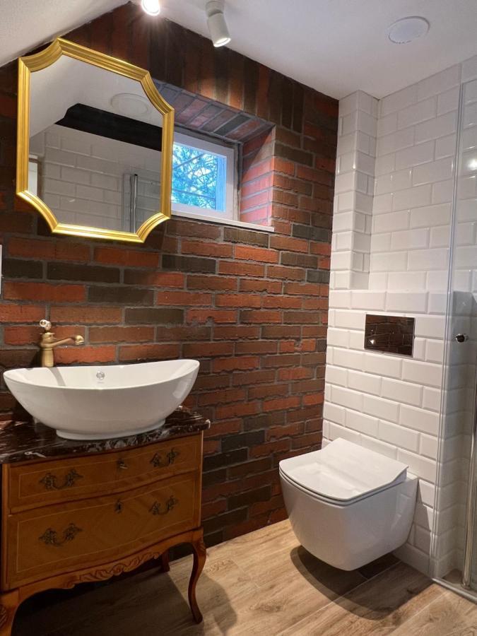 Apartament W Xix-Wiecznym Spichlerzu Nad Jeziorem Z Dostepem Do Parku I Widokiem Na Dworek Modrzewiowy Z 1823 Roku Szteklin Экстерьер фото