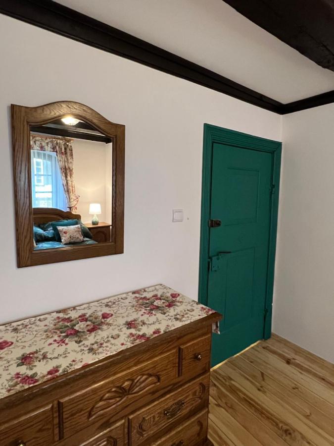 Apartament W Xix-Wiecznym Spichlerzu Nad Jeziorem Z Dostepem Do Parku I Widokiem Na Dworek Modrzewiowy Z 1823 Roku Szteklin Экстерьер фото