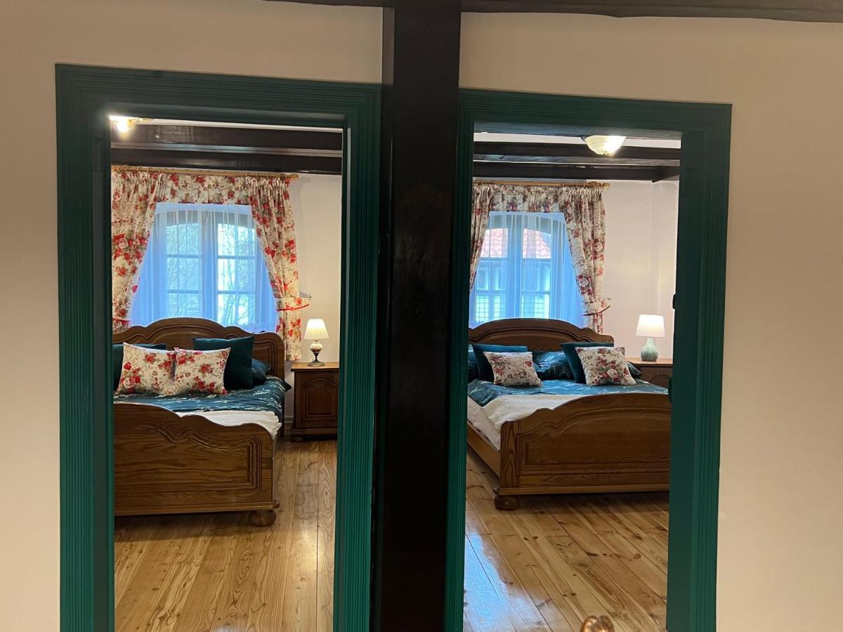 Apartament W Xix-Wiecznym Spichlerzu Nad Jeziorem Z Dostepem Do Parku I Widokiem Na Dworek Modrzewiowy Z 1823 Roku Szteklin Экстерьер фото