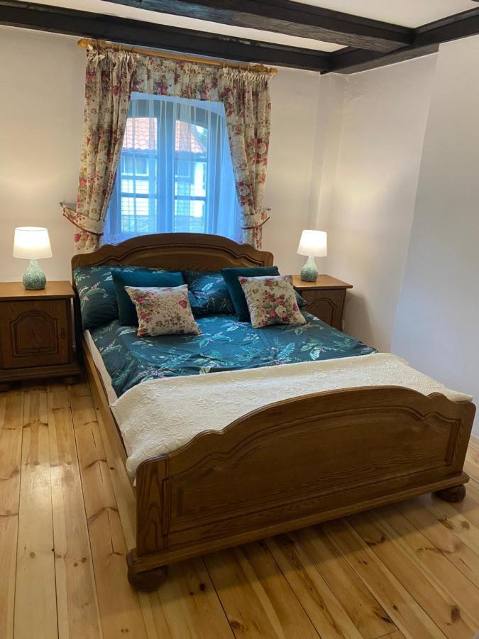 Apartament W Xix-Wiecznym Spichlerzu Nad Jeziorem Z Dostepem Do Parku I Widokiem Na Dworek Modrzewiowy Z 1823 Roku Szteklin Экстерьер фото