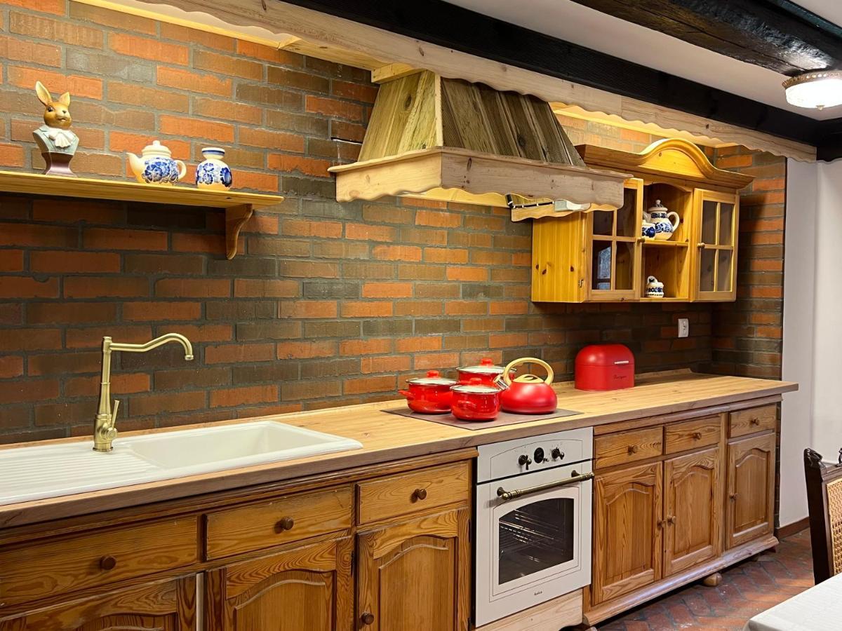 Apartament W Xix-Wiecznym Spichlerzu Nad Jeziorem Z Dostepem Do Parku I Widokiem Na Dworek Modrzewiowy Z 1823 Roku Szteklin Экстерьер фото