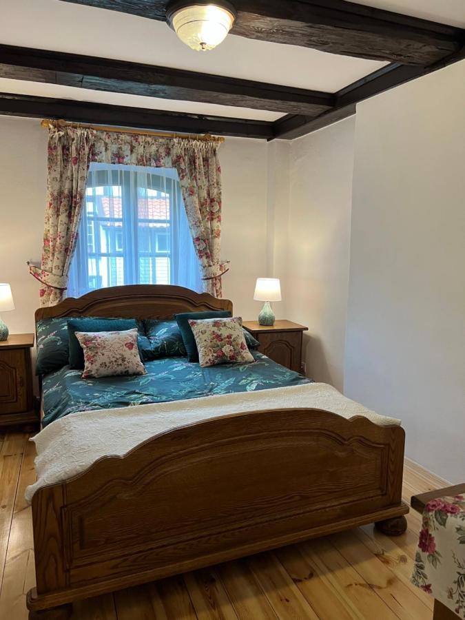 Apartament W Xix-Wiecznym Spichlerzu Nad Jeziorem Z Dostepem Do Parku I Widokiem Na Dworek Modrzewiowy Z 1823 Roku Szteklin Экстерьер фото