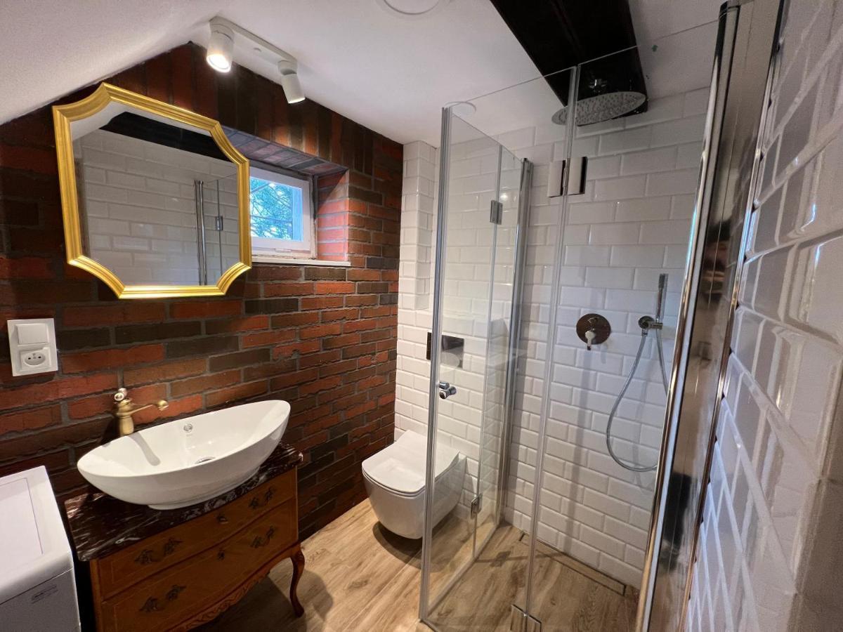 Apartament W Xix-Wiecznym Spichlerzu Nad Jeziorem Z Dostepem Do Parku I Widokiem Na Dworek Modrzewiowy Z 1823 Roku Szteklin Экстерьер фото