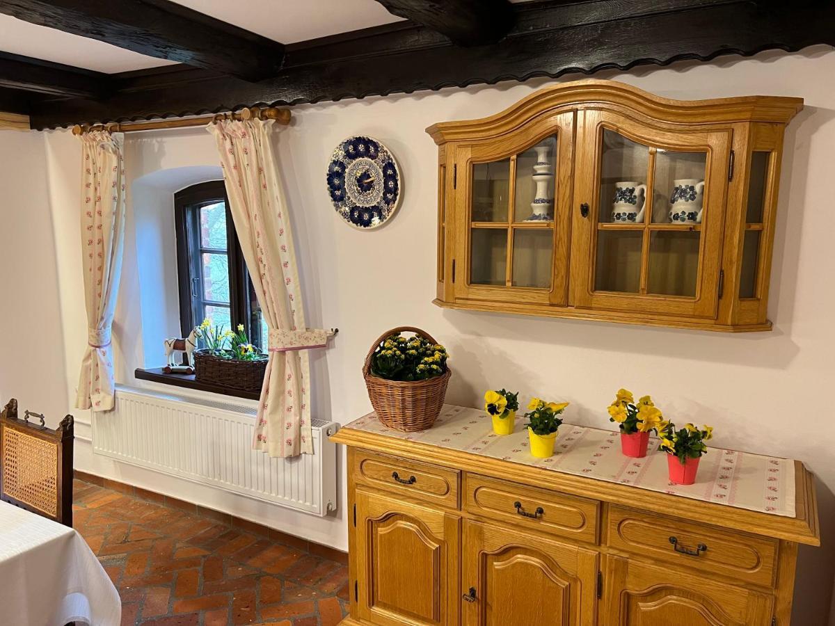 Apartament W Xix-Wiecznym Spichlerzu Nad Jeziorem Z Dostepem Do Parku I Widokiem Na Dworek Modrzewiowy Z 1823 Roku Szteklin Экстерьер фото