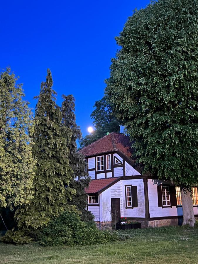 Apartament W Xix-Wiecznym Spichlerzu Nad Jeziorem Z Dostepem Do Parku I Widokiem Na Dworek Modrzewiowy Z 1823 Roku Szteklin Экстерьер фото