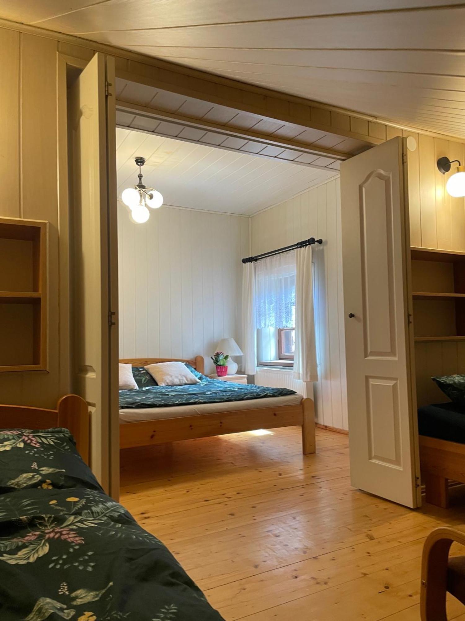 Apartament W Xix-Wiecznym Spichlerzu Nad Jeziorem Z Dostepem Do Parku I Widokiem Na Dworek Modrzewiowy Z 1823 Roku Szteklin Экстерьер фото